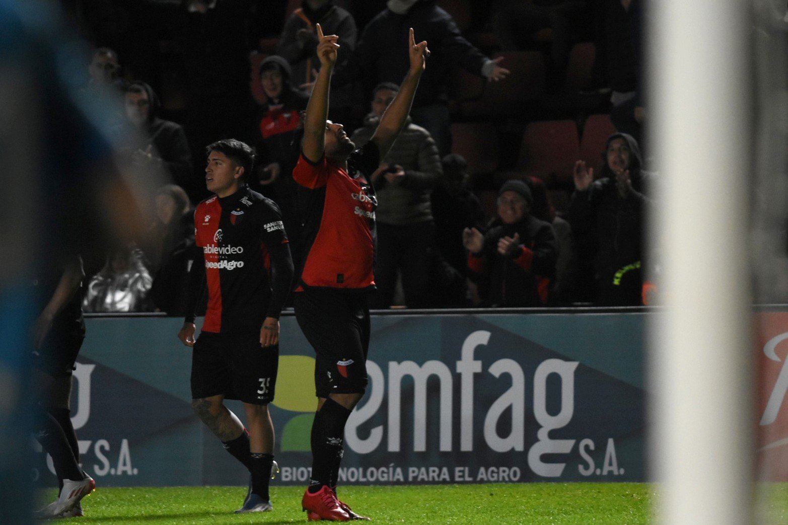 Colón reaccionó a tiempo y derrotó 2 a 1 a Vélez en Santa Fe. Ignacio Chicco atajó un penal en el segundo tiempo. Foto: Manuel Fabatía