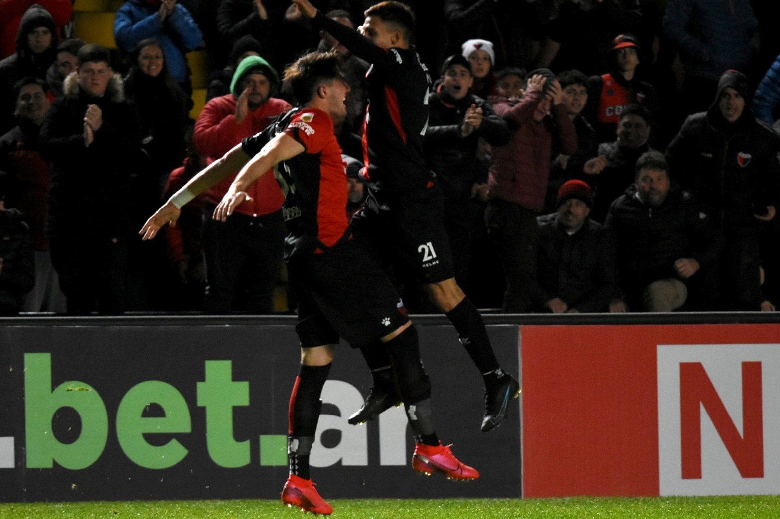 Colón reaccionó a tiempo y derrotó 2 a 1 a Vélez en Santa Fe. Ignacio Chicco atajó un penal en el segundo tiempo. Foto: Manuel Fabatía