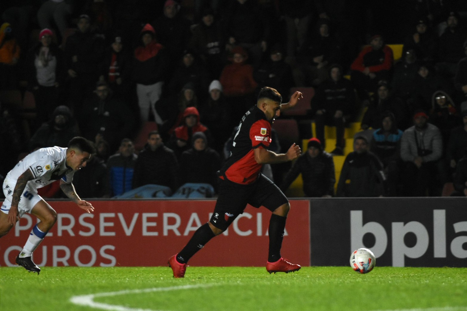 Colón reaccionó a tiempo y derrotó 2 a 1 a Vélez en Santa Fe. Ignacio Chicco atajó un penal en el segundo tiempo. Foto: Manuel Fabatía