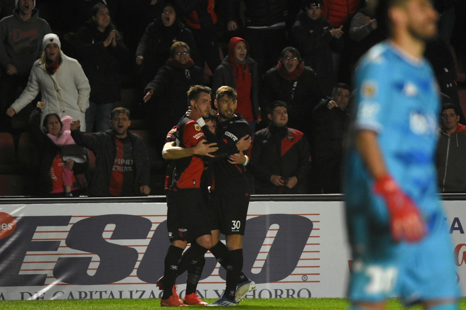 Colón reaccionó a tiempo y derrotó 2 a 1 a Vélez en Santa Fe. Ignacio Chicco atajó un penal en el segundo tiempo. Foto: Manuel Fabatía