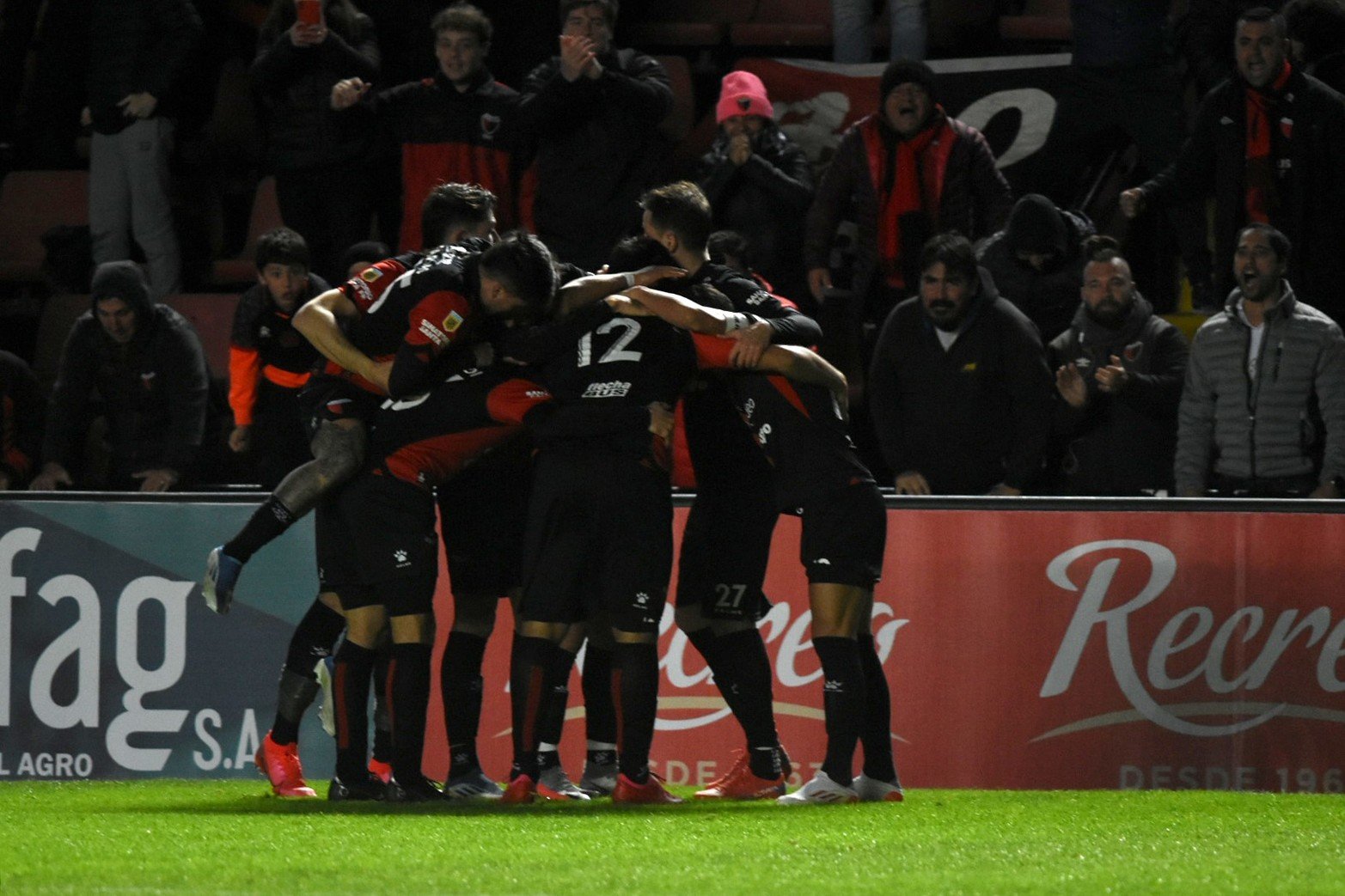 Colón reaccionó a tiempo y derrotó 2 a 1 a Vélez en Santa Fe. Ignacio Chicco atajó un penal en el segundo tiempo. Foto: Manuel Fabatía