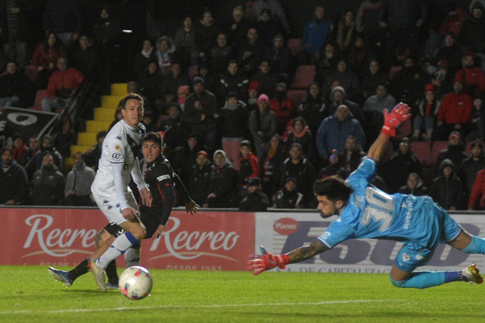 Colón reaccionó a tiempo y derrotó 2 a 1 a Vélez en Santa Fe. Ignacio Chicco atajó un penal en el segundo tiempo. Foto: Manuel Fabatía