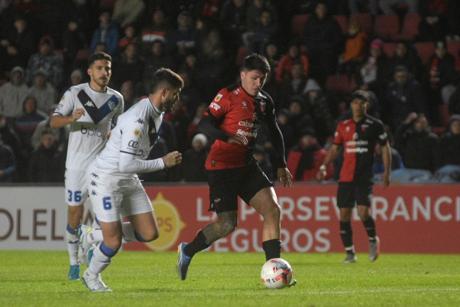 Colón reaccionó a tiempo y derrotó 2 a 1 a Vélez en Santa Fe. Ignacio Chicco atajó un penal en el segundo tiempo. Foto: Manuel Fabatía