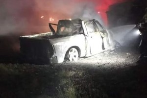 Tras el fuerte impacto, la camioneta se prendió fuego y su conductor falleció en lugar.