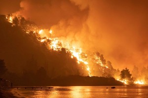 El accidente se produjo cuando el helicóptero estaba cargando agua para luchar contra un incendio foresta