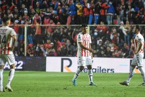 Volver a festejar. Las caras de Zenón, Polenta y Corvalán reflejan las dos duras eliminaciones coperas en una semana (Sudamericana y Argentina). La revancha, para los titulares, será este domingo a las 13 contra Huracán.  Crédito: Pablo Aguirre