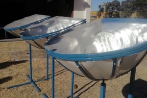 Con el agua recolectada se llenan bidones plásticos transparentes que se exponen a la radiación solar