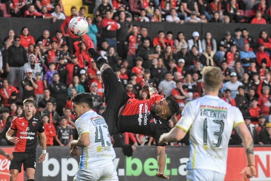 Colón está jugando contra Aldosivi de Mar del Plata