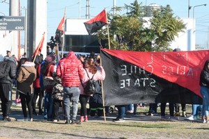Los grupos de manifestantes se agolparon en la transitada esquina de Iturraspe y Perón. Crédito: Guillermo Di Salvatore