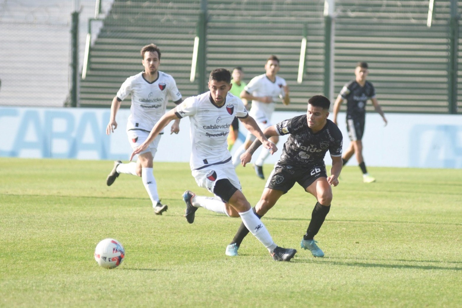 Colón ganó 3 a 1 a Sarmiento en Junín y consiguió su primera victoria en el torneo de visitante.