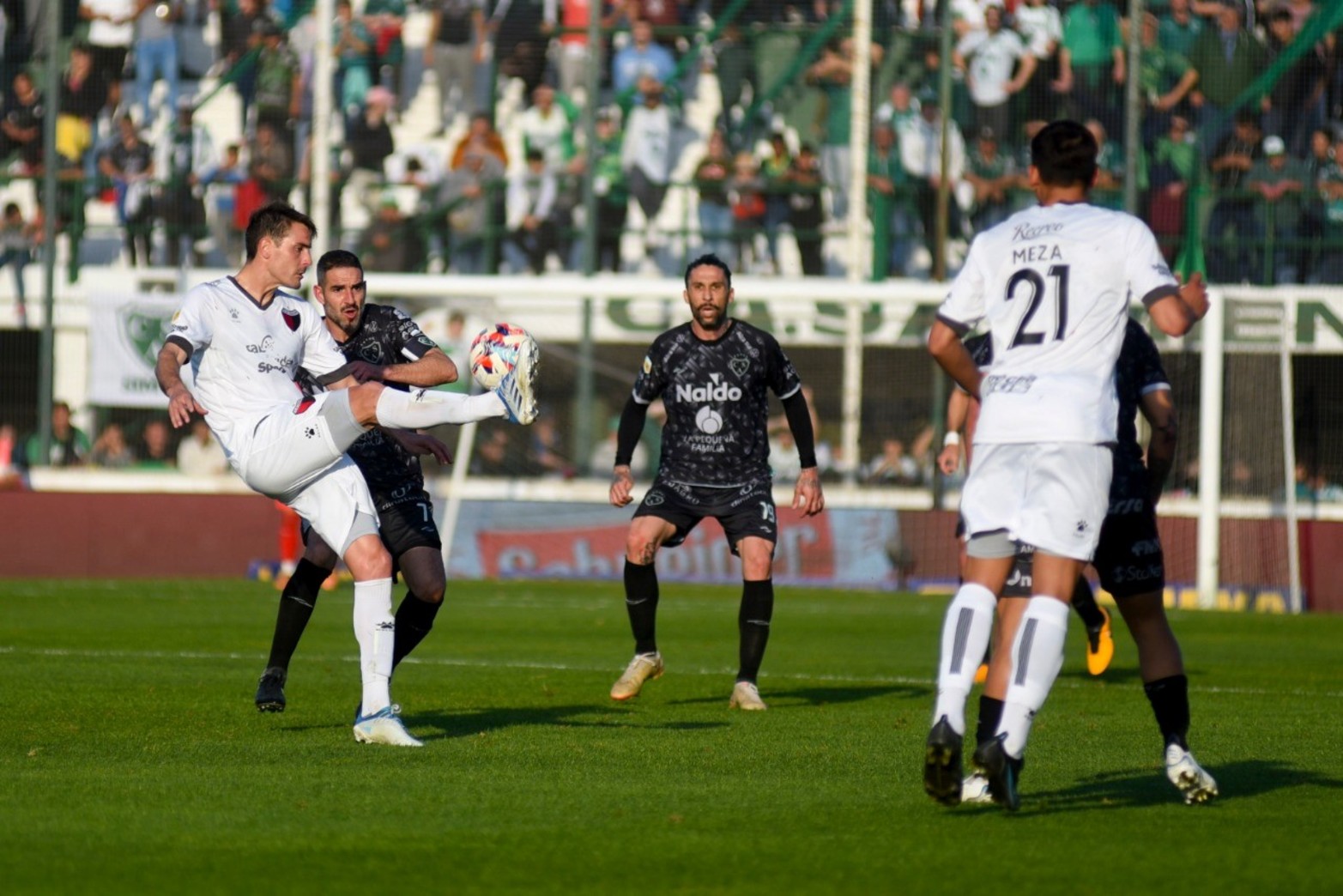 Colón ganó 3 a 1 a Sarmiento en Junín y consiguió su primera victoria en el torneo de visitante.