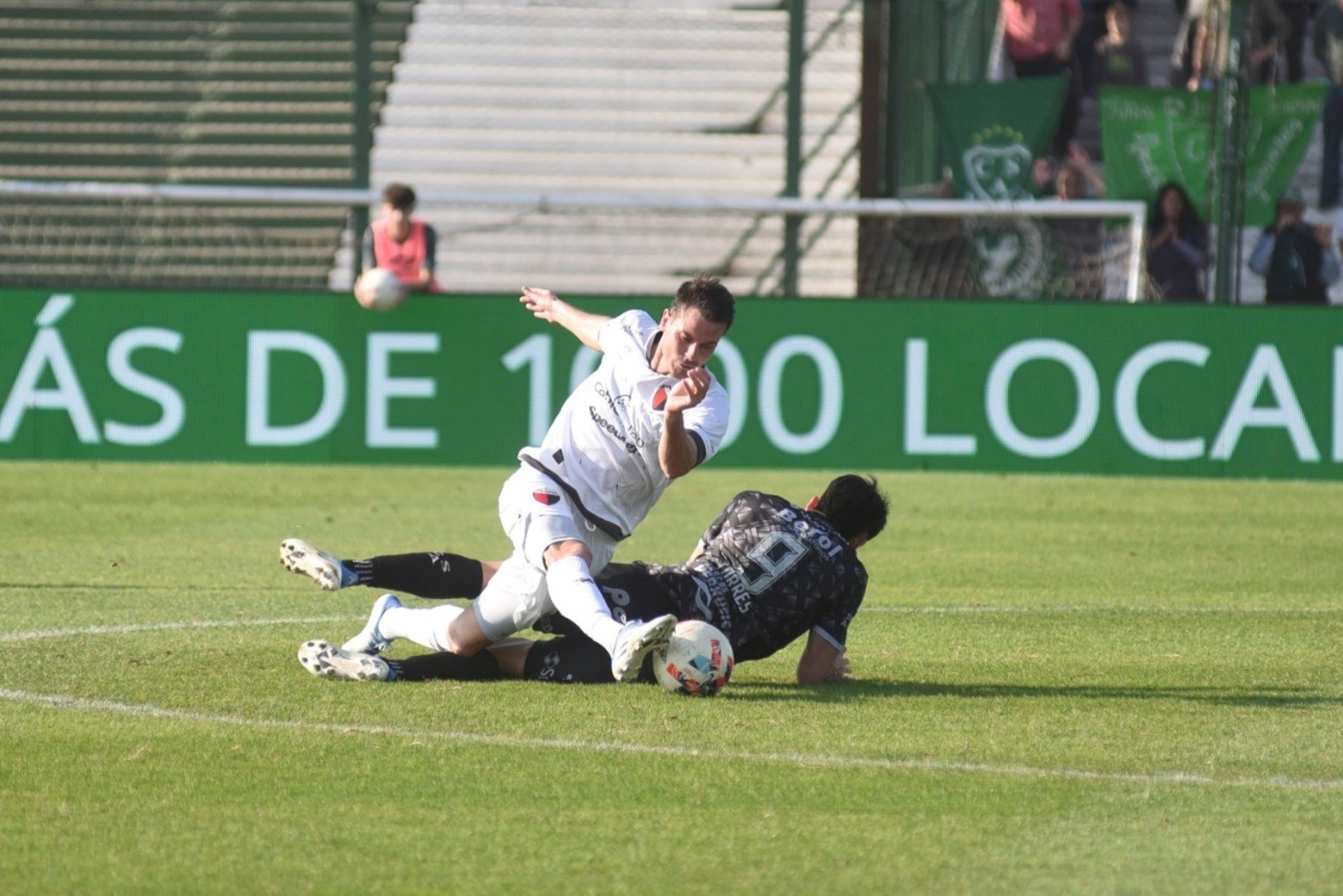 Colón ganó 3 a 1 a Sarmiento en Junín y consiguió su primera victoria en el torneo de visitante.