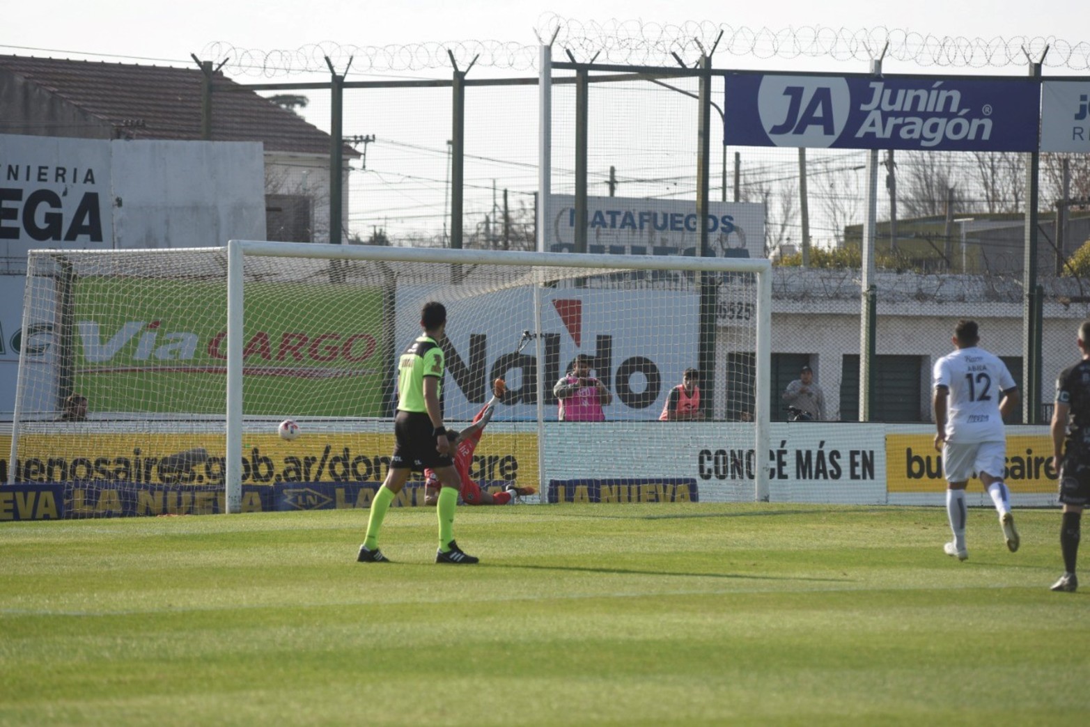 Colón ganó 3 a 1 a Sarmiento en Junín y consiguió su primera victoria en el torneo de visitante.