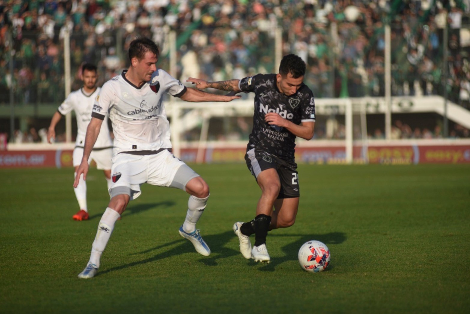 Colón ganó 3 a 1 a Sarmiento en Junín y consiguió su primera victoria en el torneo de visitante.