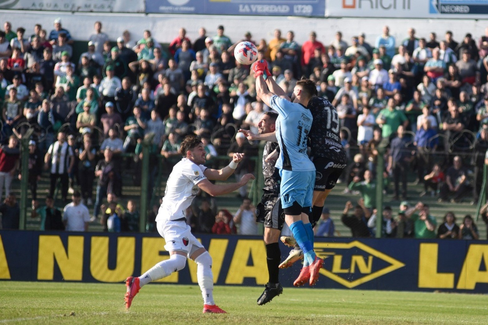 Colón ganó 3 a 1 a Sarmiento en Junín y consiguió su primera victoria en el torneo de visitante.