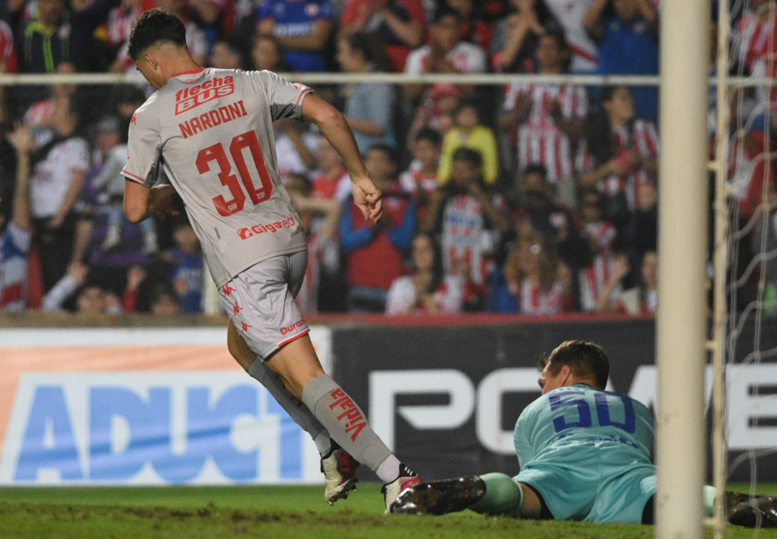 Unión y Godoy Cruz disputan un fecha mas del torneo de la Liga Profesional.