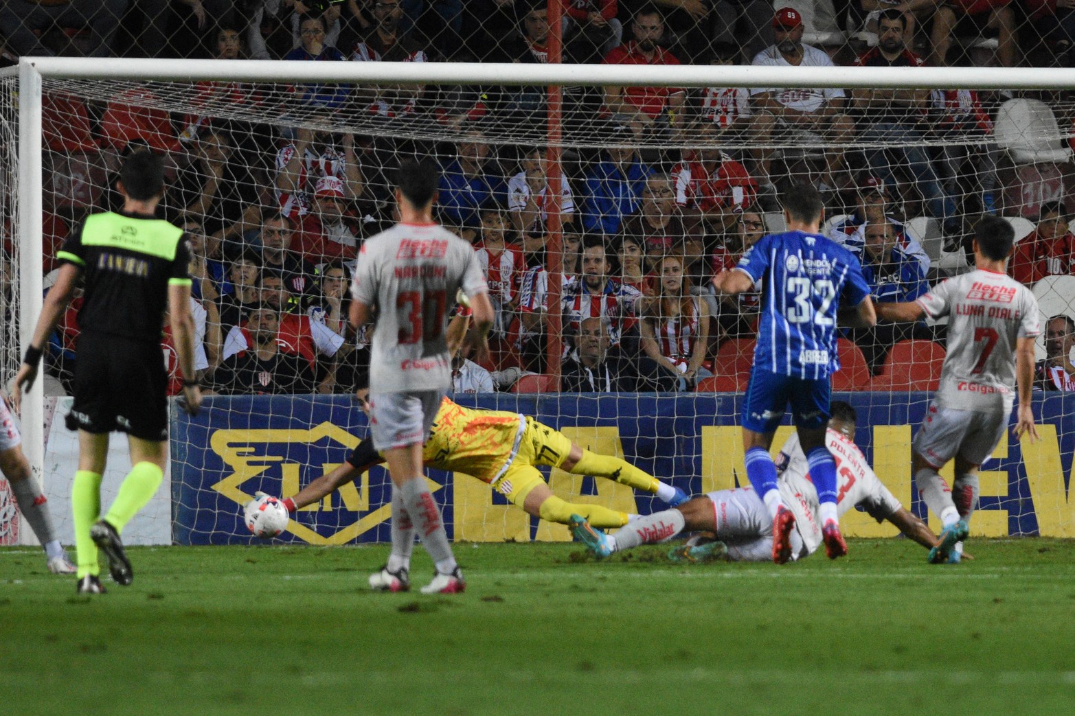 Sebastián Mele, otra vez atajando pelotas que tenían destino de gol. Unión le ganó al encumbrado Godoy Cruz 2 a 1.