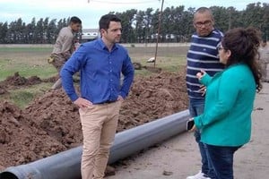 La concreción de este proyecto de saneamiento ambiental fue posible luego de la firma del contrato entre el municipio local y el Ente Nacional de Obras Hídricas de Saneamiento (ENOHSA) el pasado 8 de junio mediante el cual el organismo nacional otorgó un préstamo de $40.000.000, para la ampliación del sistema de desagües cloacales en la ciudad. Foto: El Litoral