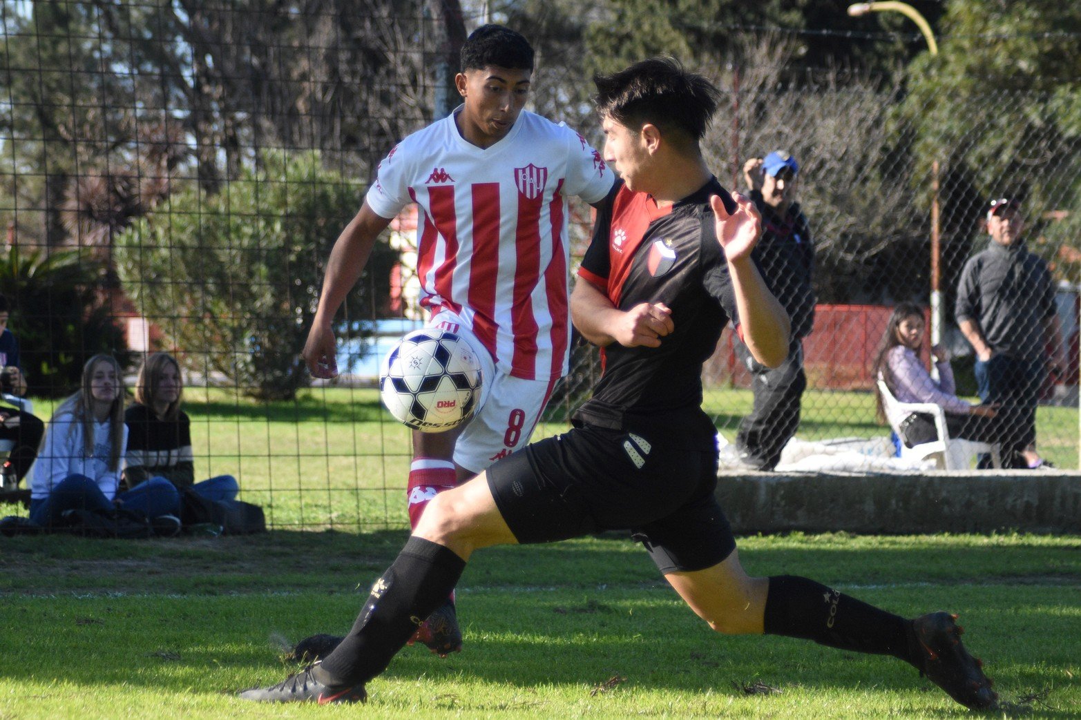 El clásico santafesino de fútbol en la versión de la liga Santafesina. Colón ganó y es puntero.