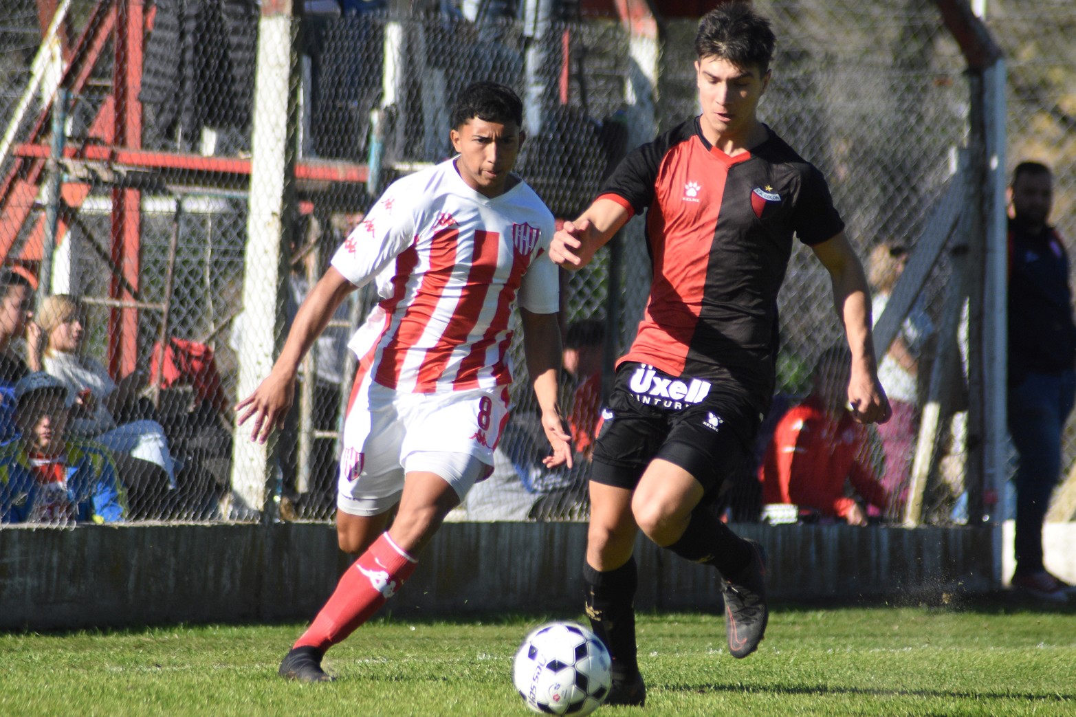 Colón ganó el clásico y quedó puntero con dos partidos disputados del torneo Clausura.