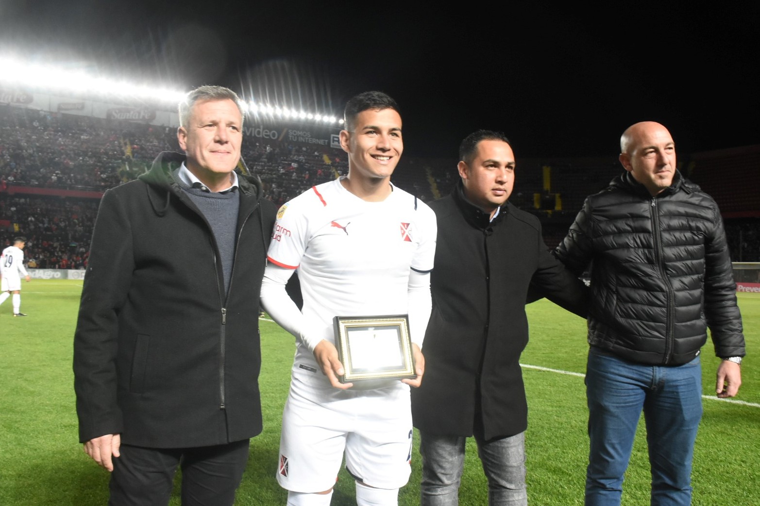 Axel Vigo, ex jugador de Colón recibió una placa. 