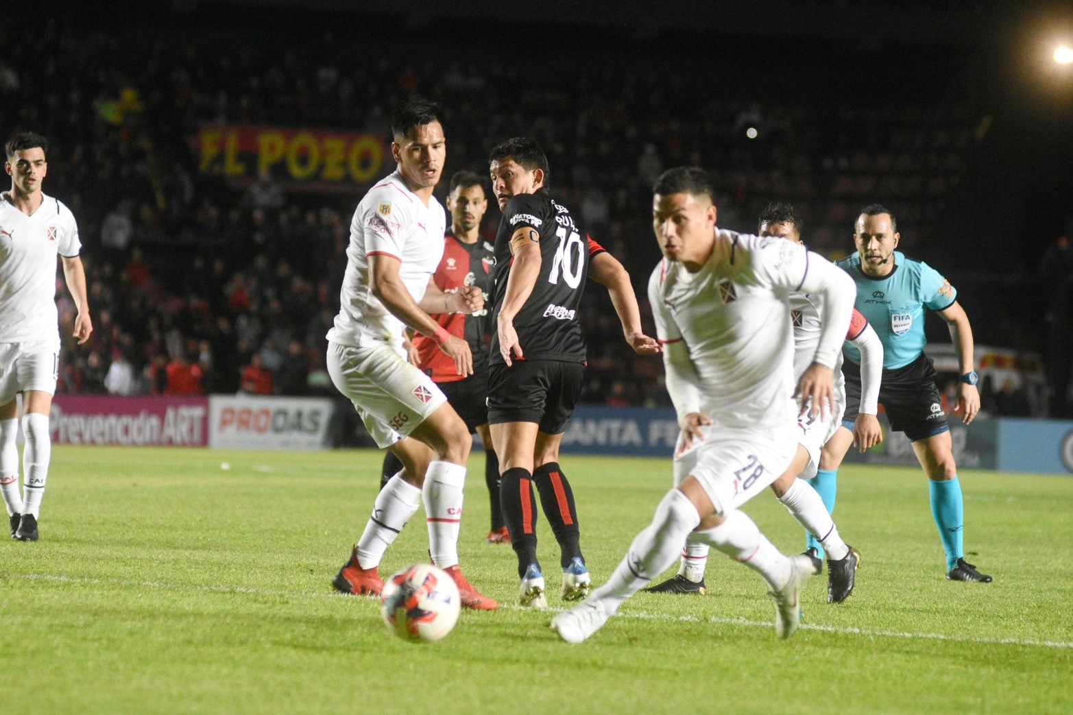 El taco del Pulga Rodríguez. Se fue lesionado.Colón vs. Independiente