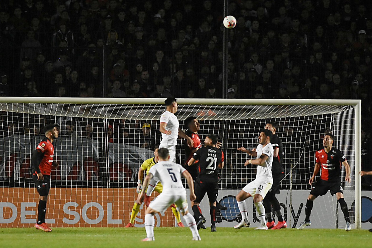 Segundo mal rechazo, esta vez de Paolo Goltz terminó favoreciendo a un jugador de Independiente y marcó el 3 a 0.