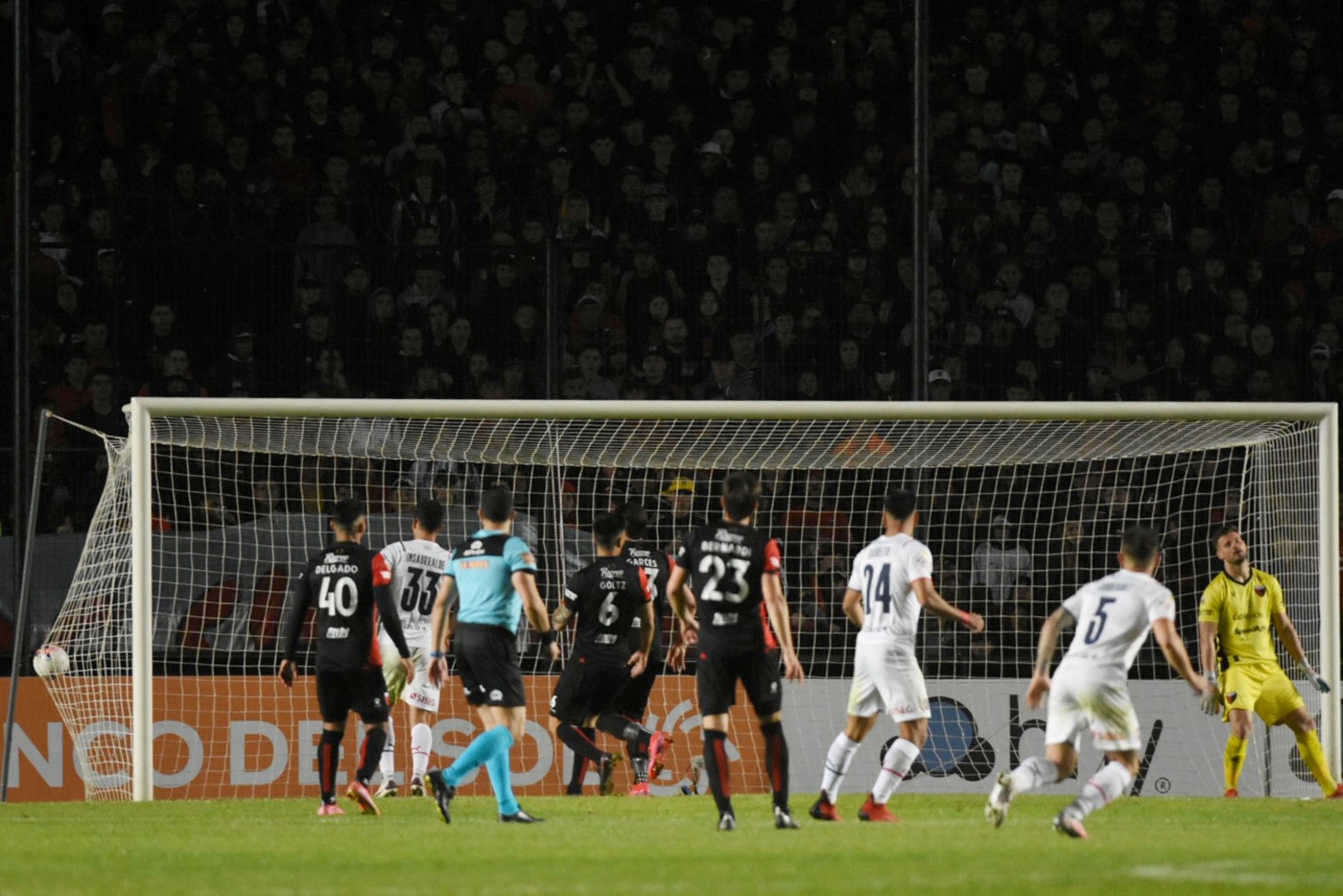 Segundo mal rechazo, esta vez de Paolo Goltz terminó favoreciendo a un jugador de Independiente y marcó el 3 a 0.