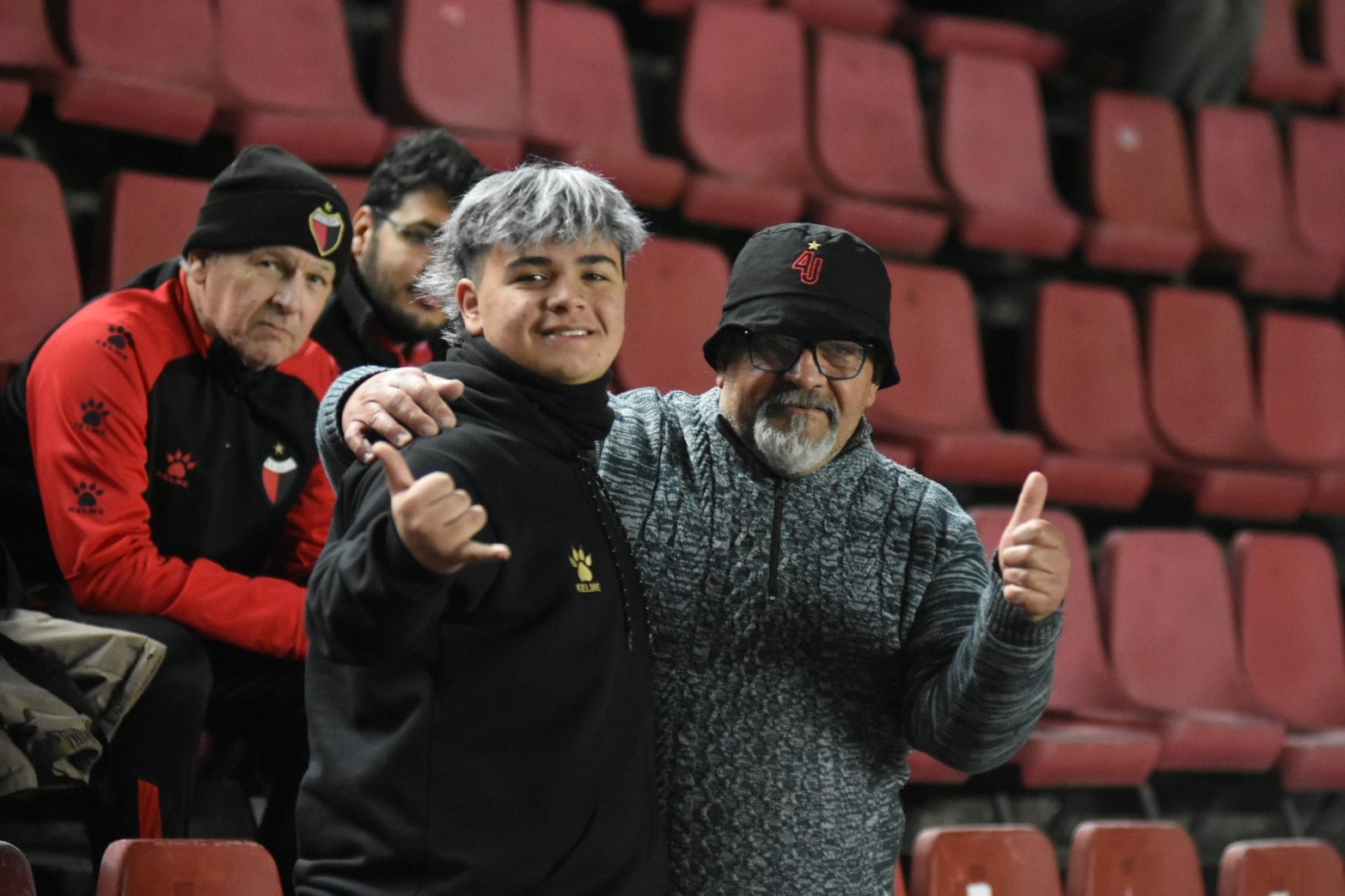 Algunos con gorras otro sin. Hinchas, Colón vs. Arsenal. Foto Manuel Fabatía