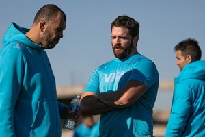 Michel Cheika y Julián Montoya. Entrenador y capitán dialogan en un alto del entrenamiento en San Juan. Crédito: Prensa UAR / Gaspa Fotos