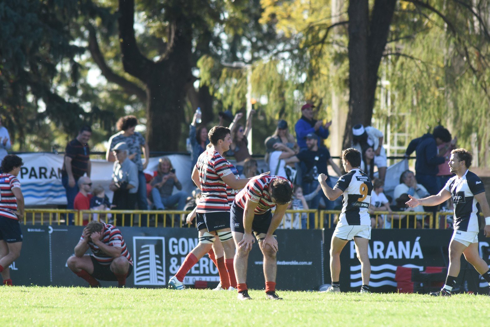 Santa Fe Rugby se lamenta. Volvió a perder sobre el final contra Estudiantes. Foto Mauricio Garín