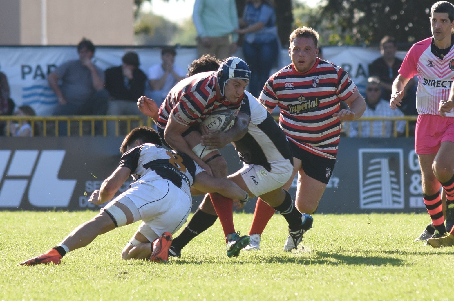 Franco Tosello de Santa Fe Rugby, intenta avanzar.  Foto Mauricio Garín