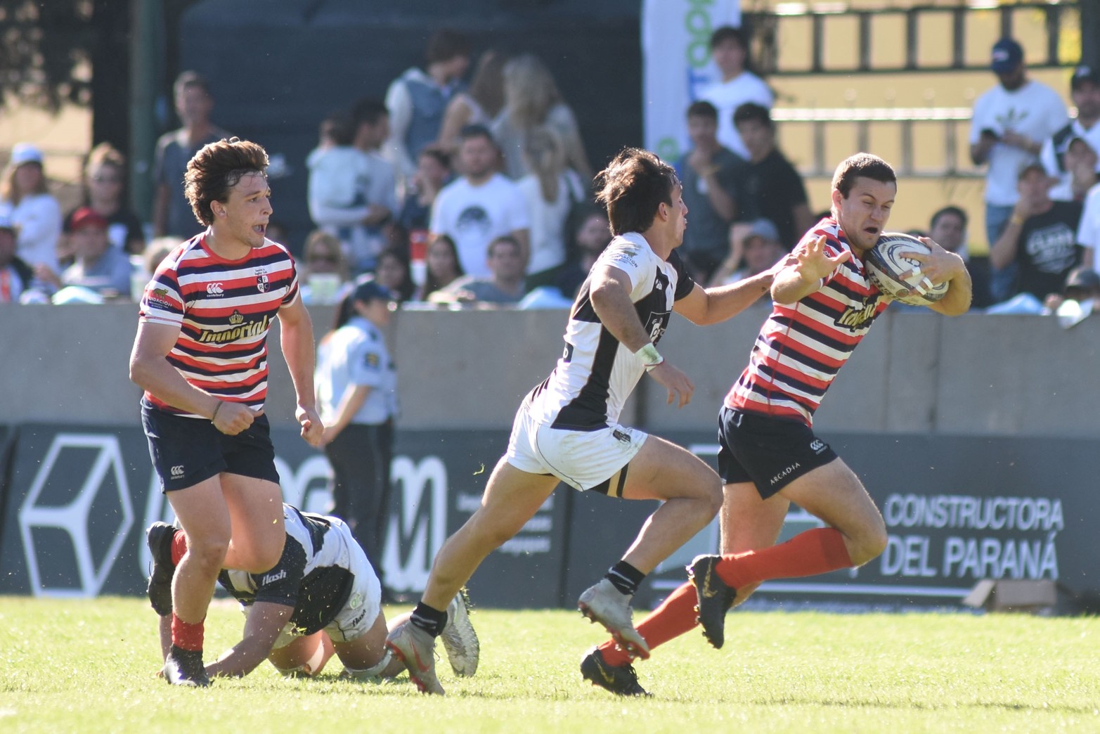 Santa Fe Rugby y Estudiantes de Paraná jugaron una de las semifinales del TRL. Foto Mauricio Garín
