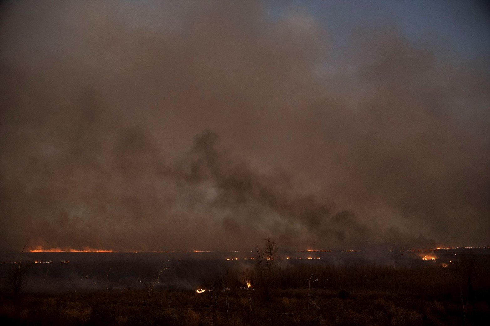 Otra vez el mismo problema. Los incendios frente al gran Rosario vuelven a poner el foco la falta de control sobre las islas. Foto Marcelo Manera.