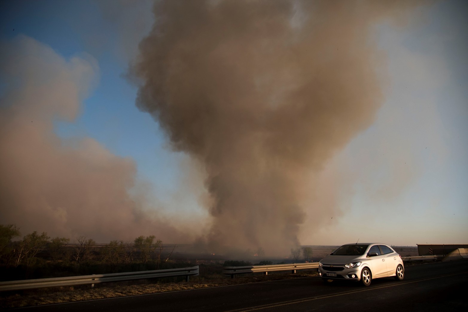 Perjudicial para la salud. Investigaciones advierten que el humo de las quemas es tan perjudicial como el humo del cigarrillo en lugares cerrados. Foto Marcelo Manera.