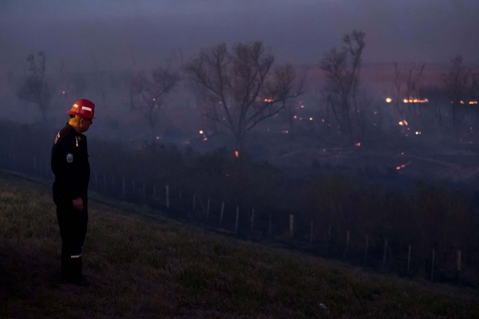 Sin descanso. La tarea de apagar los incendios hay veces que se torna imposible. Foto Marcelo Manera.