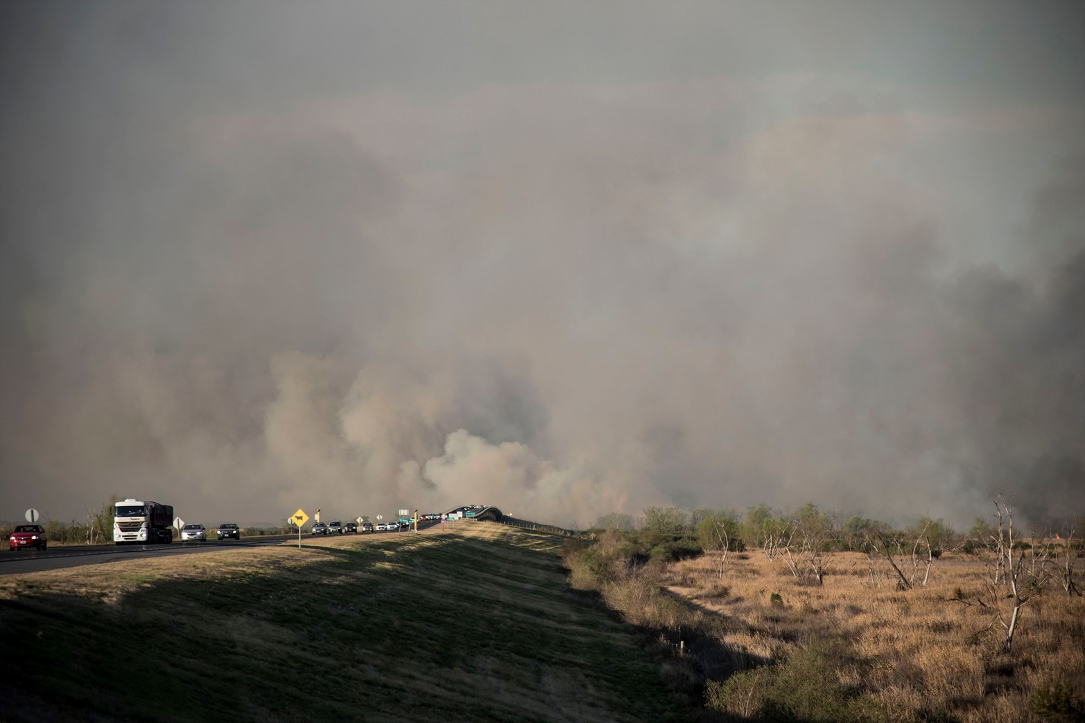 Incendio frente a Rosario. Por la alta densidad de humo se cortó el Puente Rosario - Victoria por dos horas el lunes por la noche. Foto Marcelo Manera