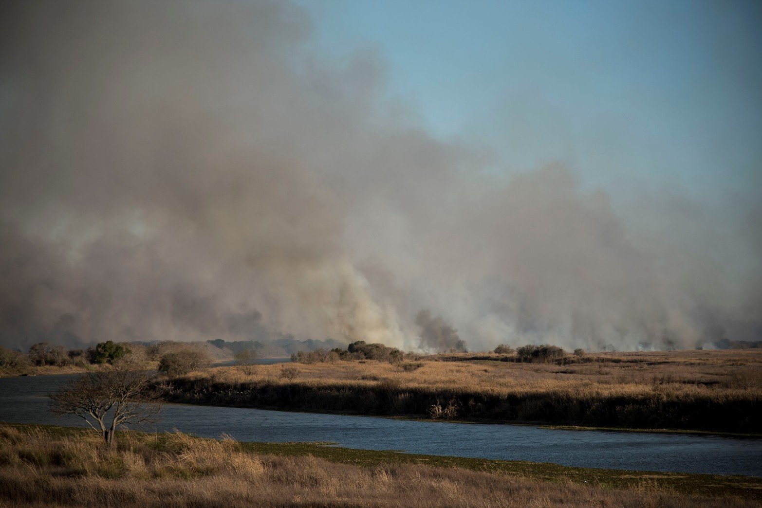 Frente a Rosario. Impactantes y dantescas imágenes de los incendios frente a Rosario. Foto Marcelo Manera