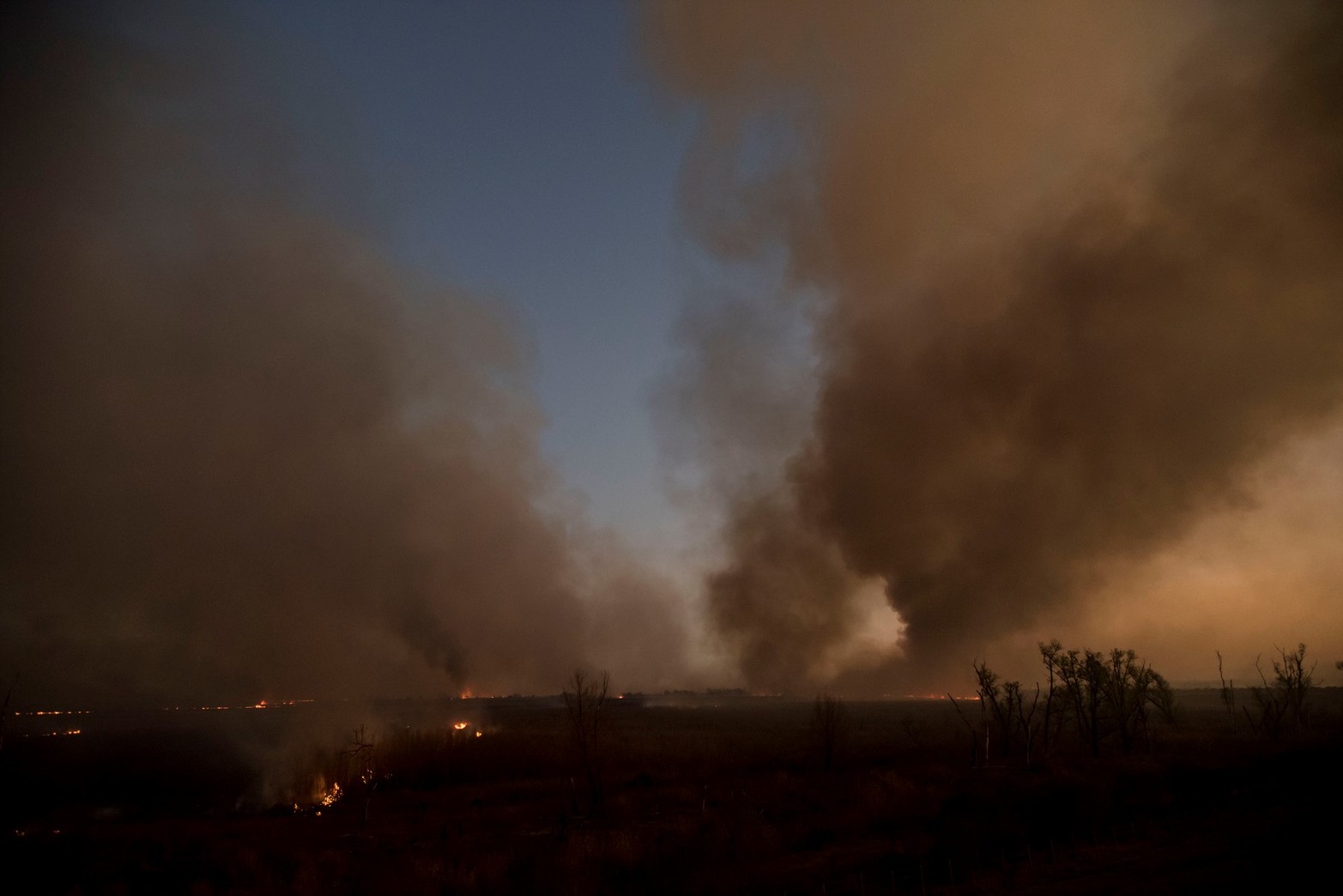 En la tarde de ayer lunes se reavivaron las llamas extintas horas atrás, lo que produjo una gran columna de humo que indefectiblemente impactó en las costas y el centro de la ciudad Cuna de la Bandera. Foto Marcelo Manera.