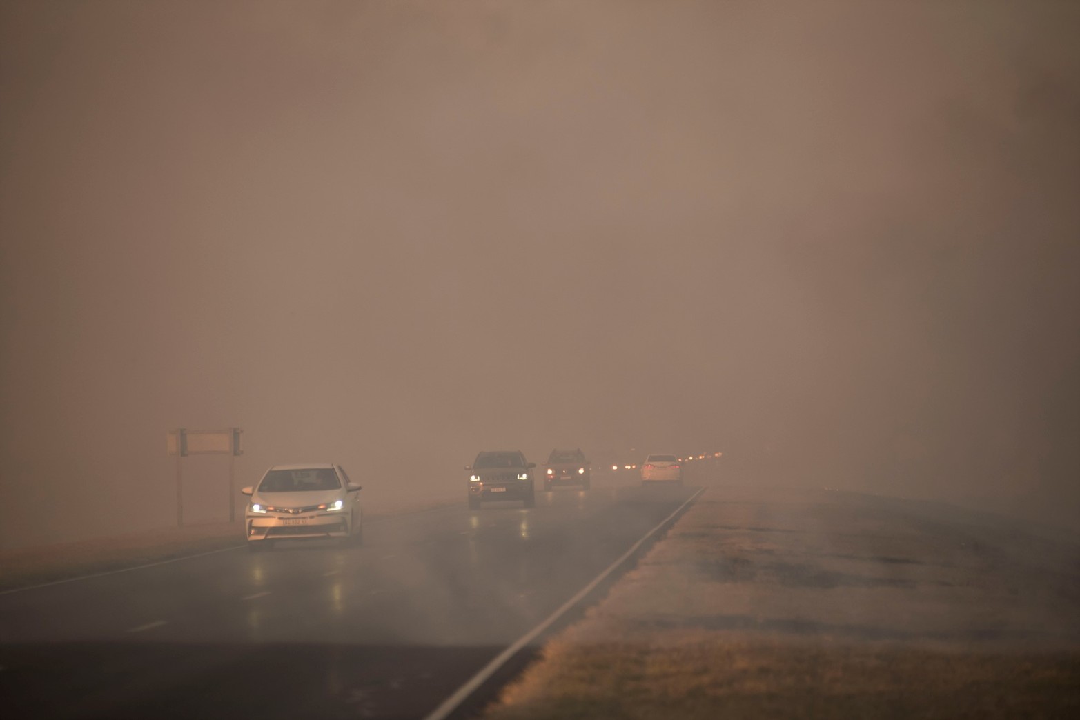 No se va nada. El humo complica el transito sobre la conexión vial Rosario - Victoria. Foto Marcelo Manera