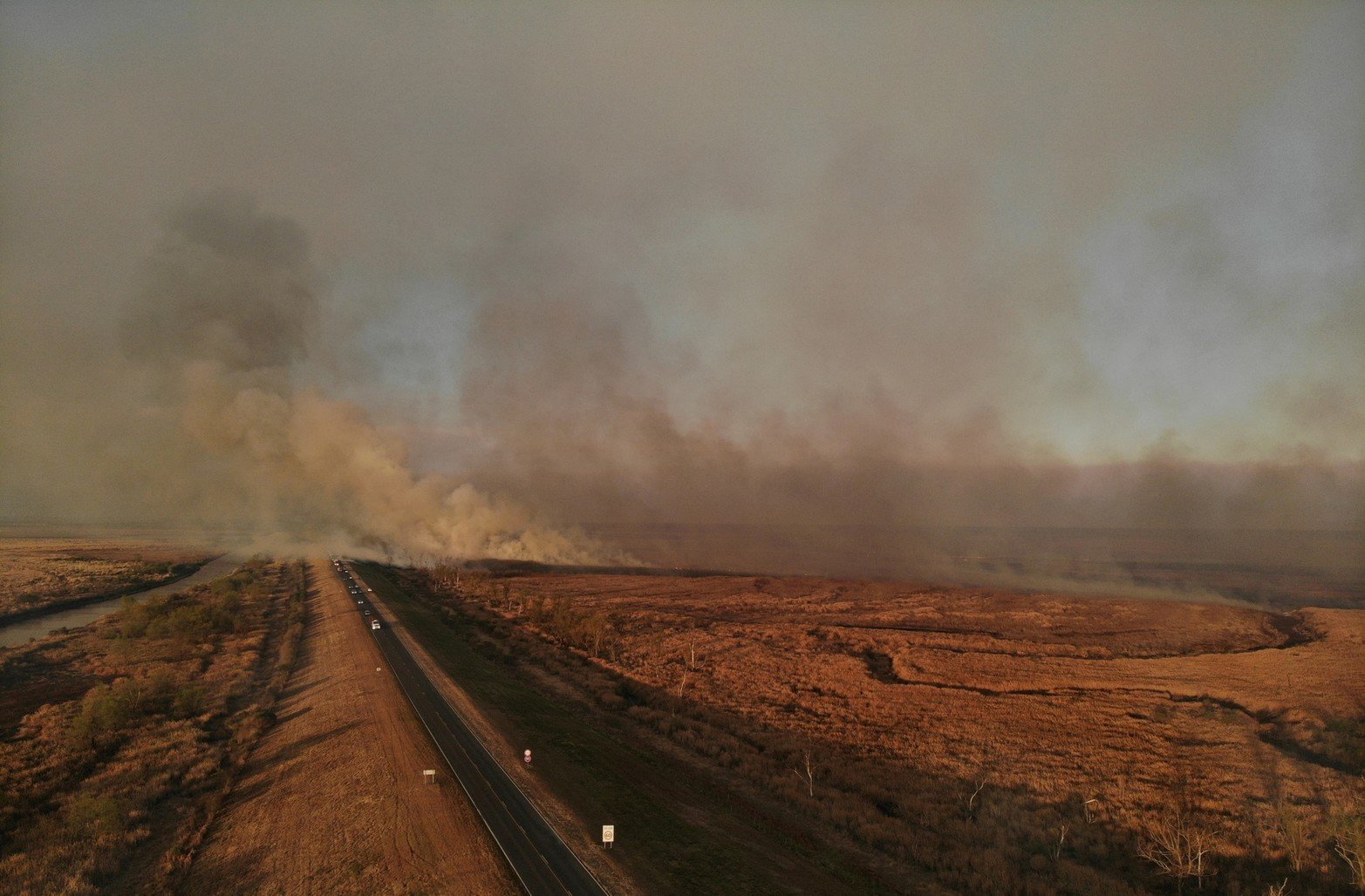 Las fuertes ráfagas de viento que se registraron este lunes en distintos puntos de la provincia de Santa Fe no hizo otra cosa que complicar la tarea de los brigadistas que combaten los incendios en las islas frente a Rosario. Foto Marcelo Manera.