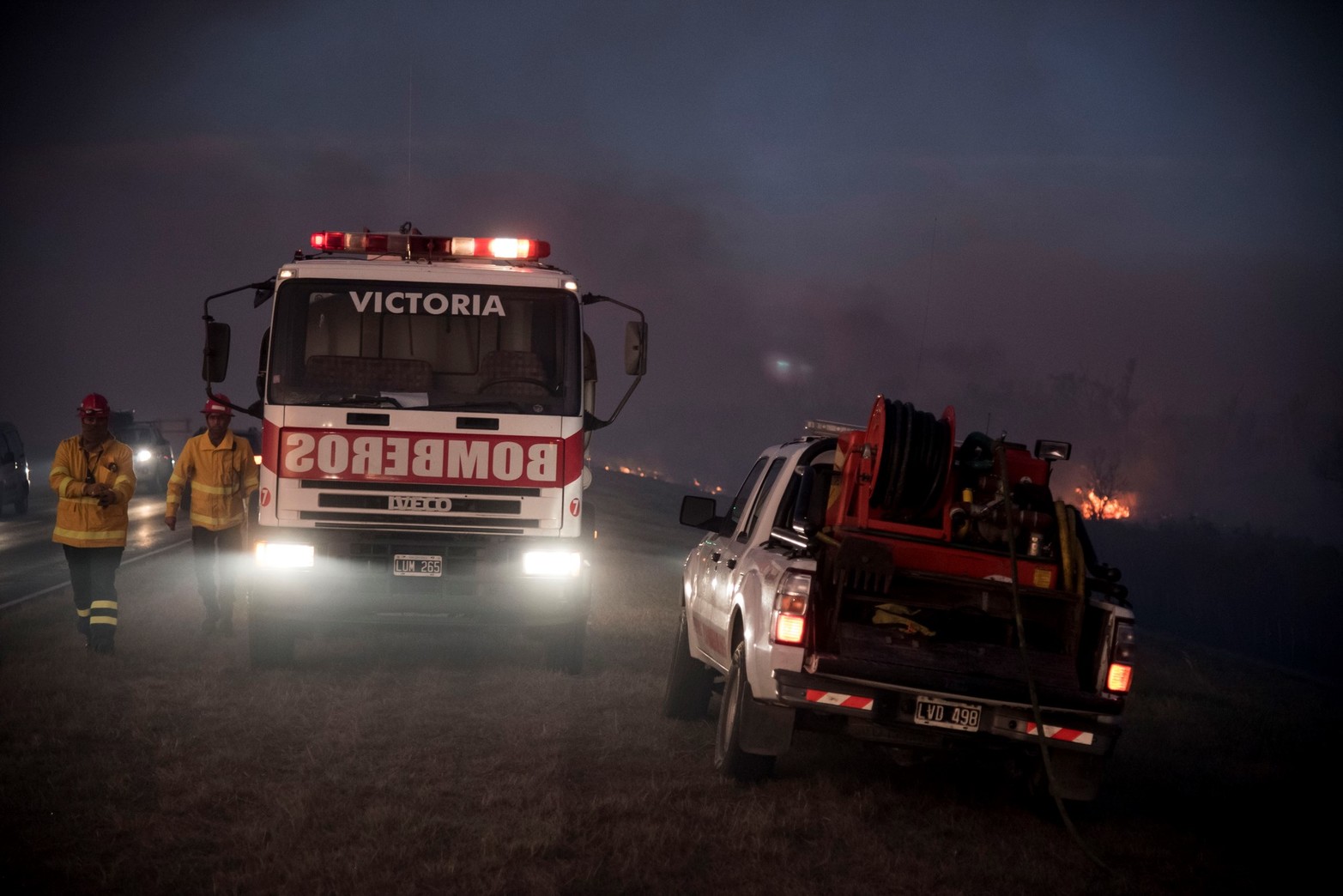 Incendio frente a Rosario. Varias dotaciones de bomberos intentaron apagar los focos de fuego. Foto Marcelo Manera.