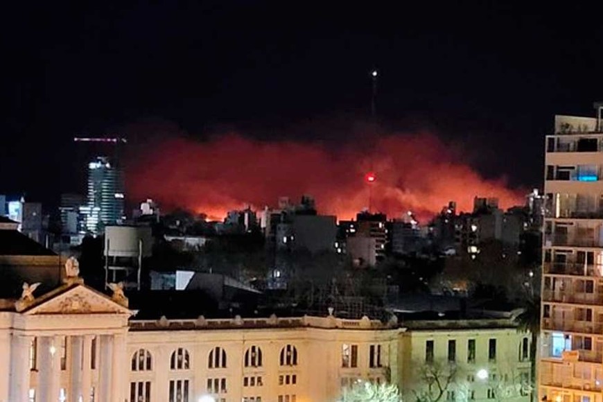 Imágenes del fuego en la noche de Rosario.