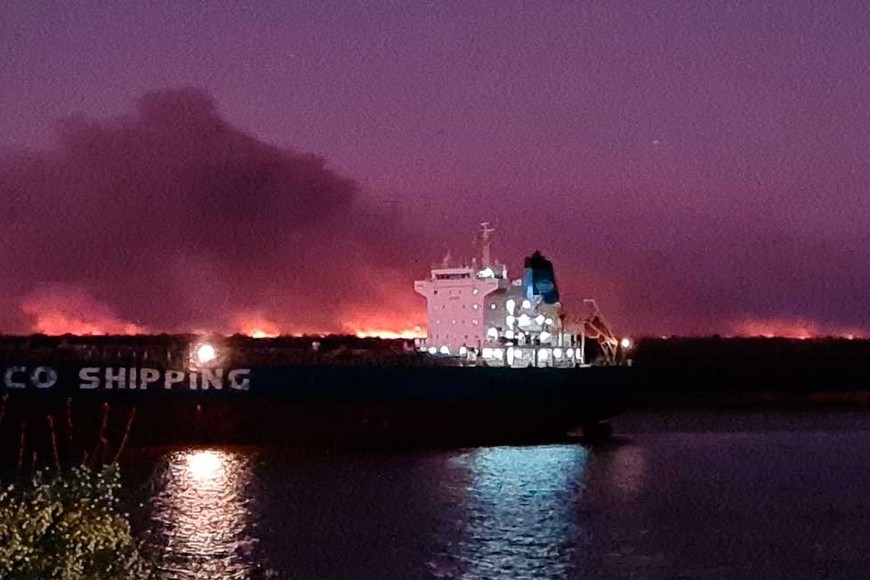 Imágenes del fuego en la noche de Rosario.