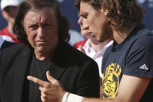 TENNIS-MEN/POERTSCHACH - Juan Monaco of Argentina (R) talks with his compatriot former tennis player Guillermo Vilas during the victory ceremony of Hypo Group International tennis tournament in Poertschach May 24, 2008. REUTERS/Heinz-Peter Bader  (AUSTRIA) Poertschach austria Juan Monaco Guillermo Vilas campeonato torneo grupo hypo tenis partido tenista argentino