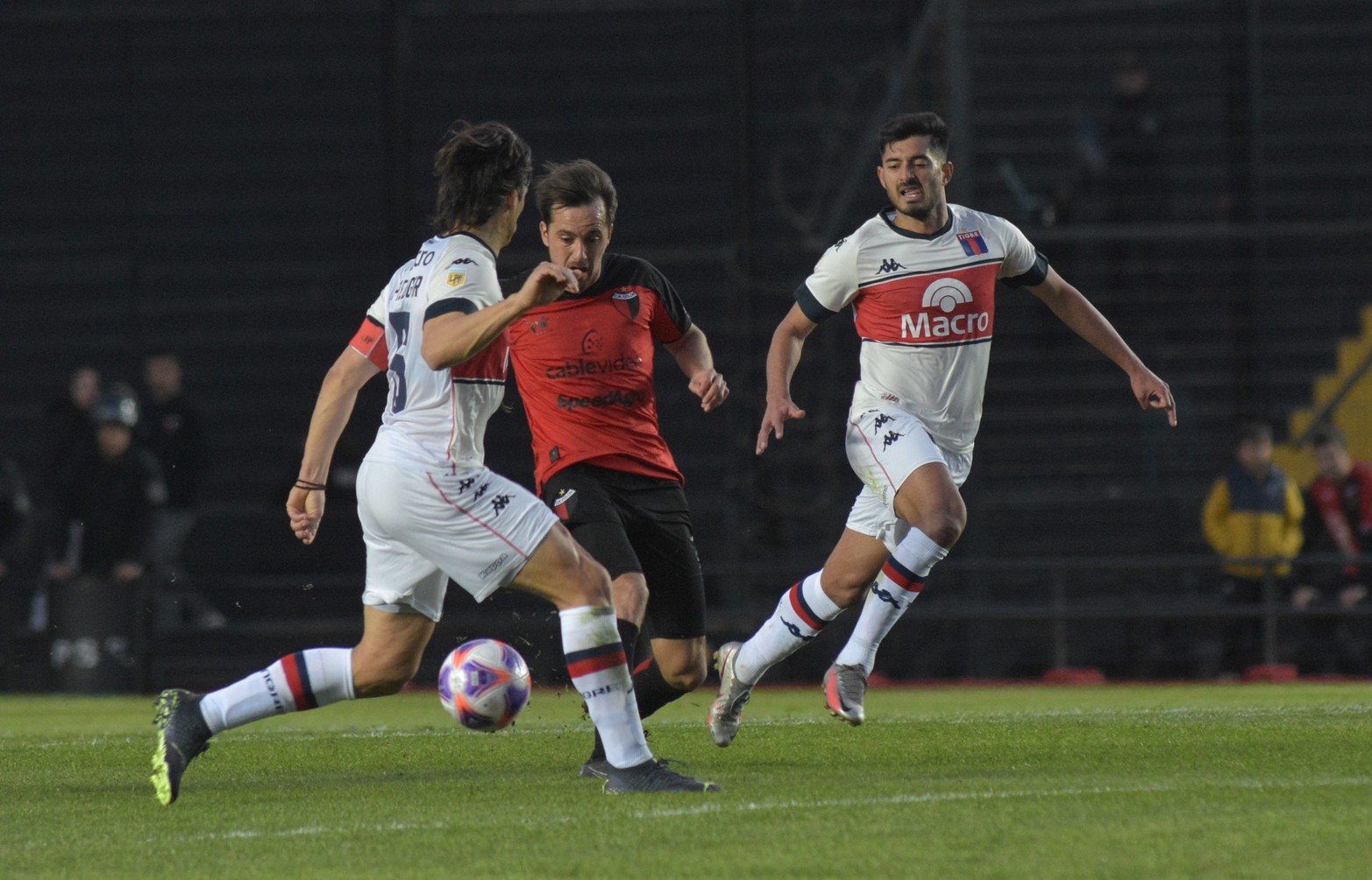 La jugada del primer gol arrancó de un corner de Tigre, Bernardi la trasladó varios metros. Crédito: Mauricio Garín