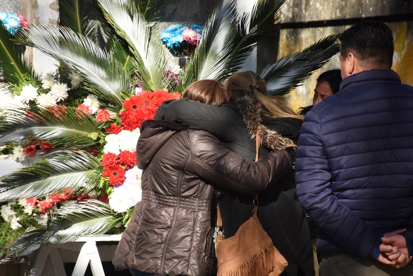 Los restos fueron trasladados hasta su morada final en el Cementerio Municipal, donde una multitud le dio el ultimo adiós. Foto: Flavio Raina