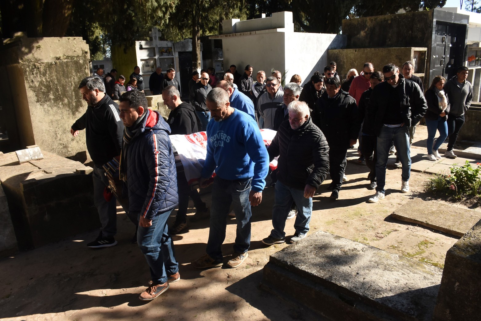 Los restos fueron trasladados hasta su morada final en el Cementerio Municipal, donde una multitud le dio el ultimo adiós. Foto: Flavio Raina