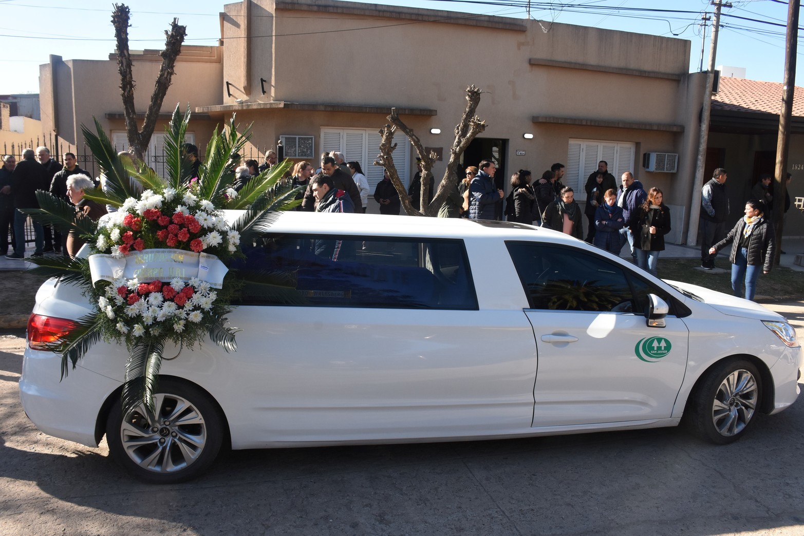 Los restos fueron trasladados hasta su morada final en el Cementerio Municipal, donde una multitud le dio el ultimo adiós. Foto: Flavio Raina