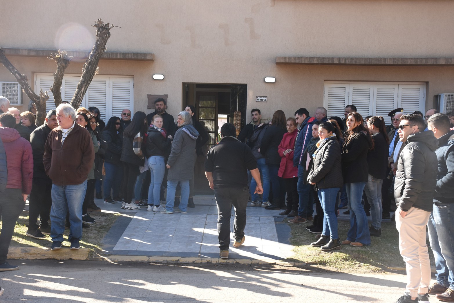 Con hondo dolor, se realizó el velatorio de Rubén Isidro Walesberg, el chofer de 71 años asesinado en el barrio de Colastiné el viernes pasado cuando trasladaba a cadetes del Liceo Militar "Gral. General Belgrano". Foto: Flavio Raina